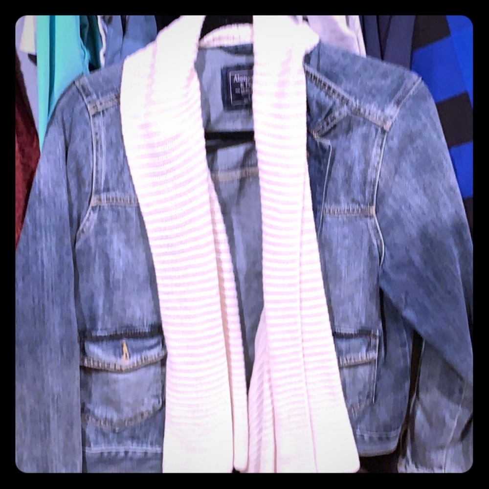 Jean jacket with knit collar